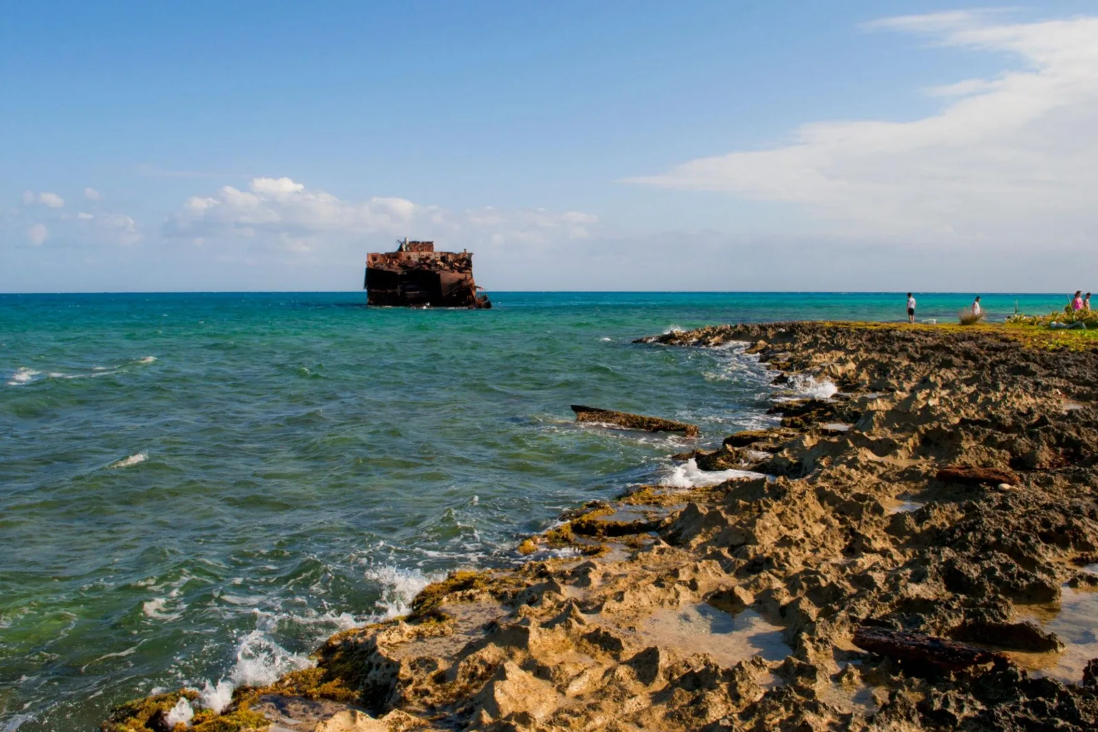 Casco do navio Nicodemus visto da costa de Rocky Cay, em San Andrés
