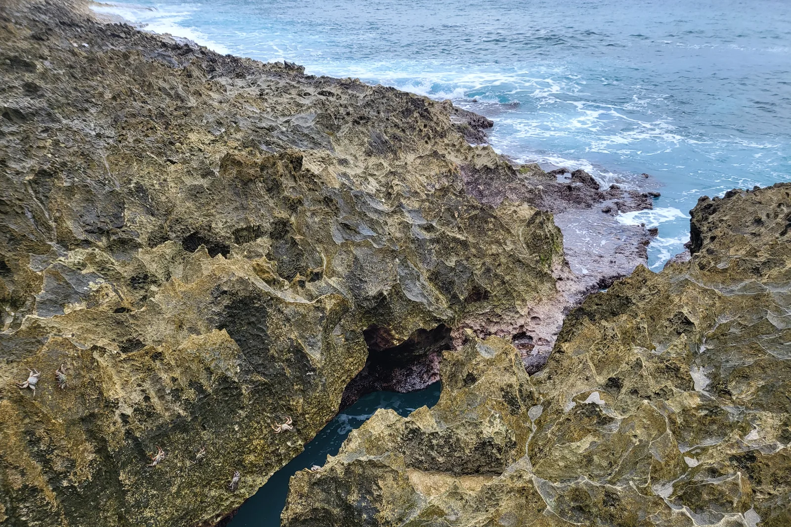 Fenda do Hoyo Soplador na rocha coralina do sul de San Andrés