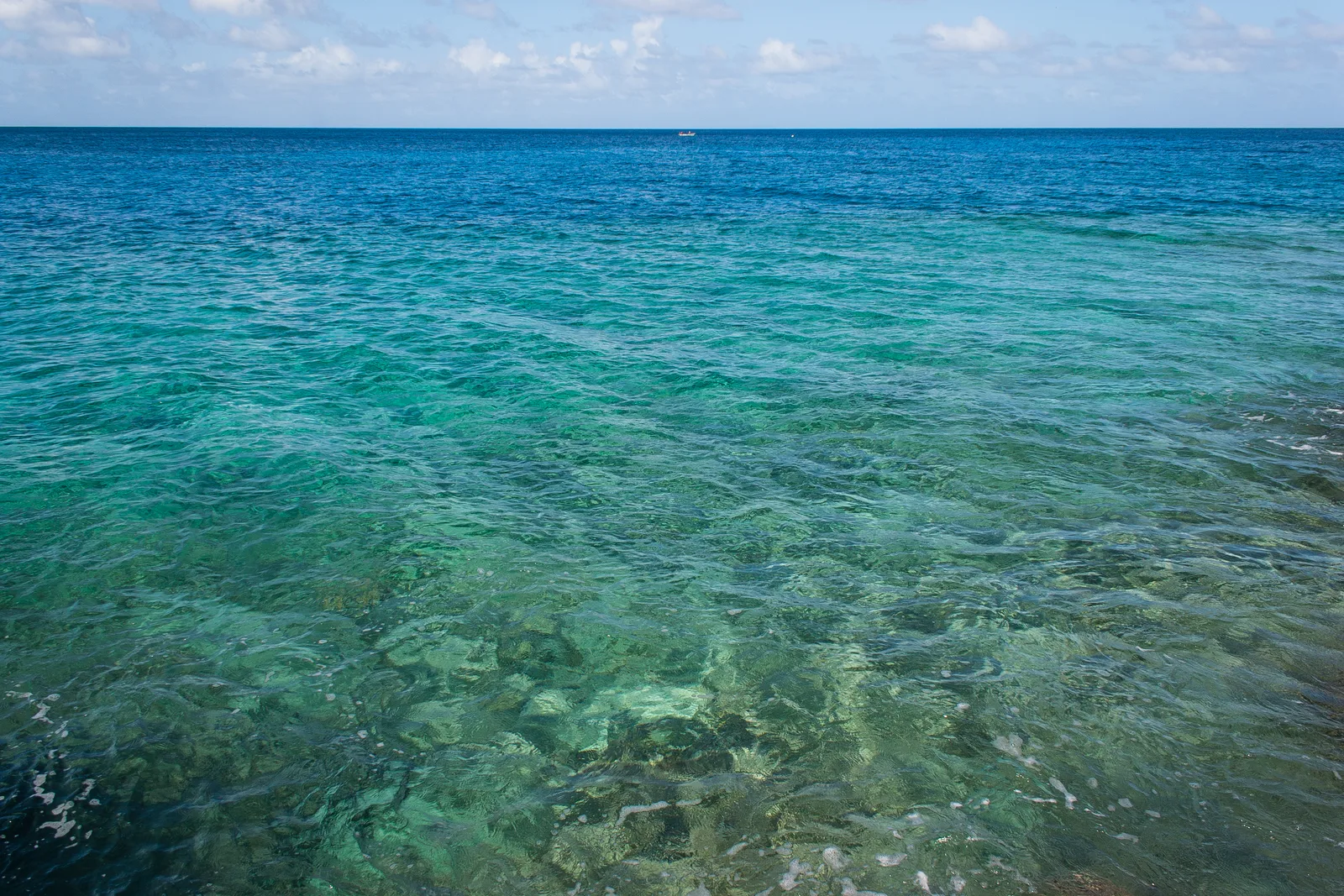 Mar de sete cores na costa oeste de San Andrés, do verde-água ao azul profundo