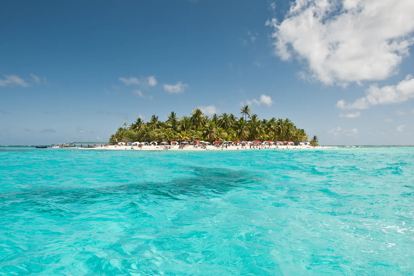 Johnny Cay, ilhota de coqueiros e areia branca no mar de sete cores de San Andrés