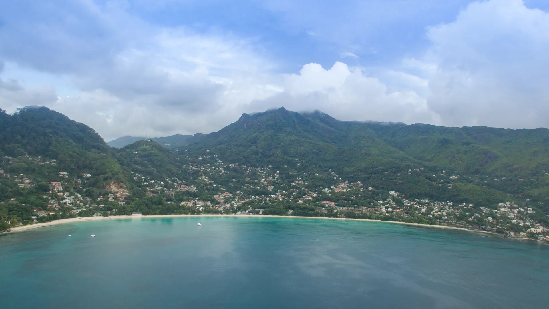 Vista aérea da baía de Beau Vallon, com as montanhas de Mahé ao fundo