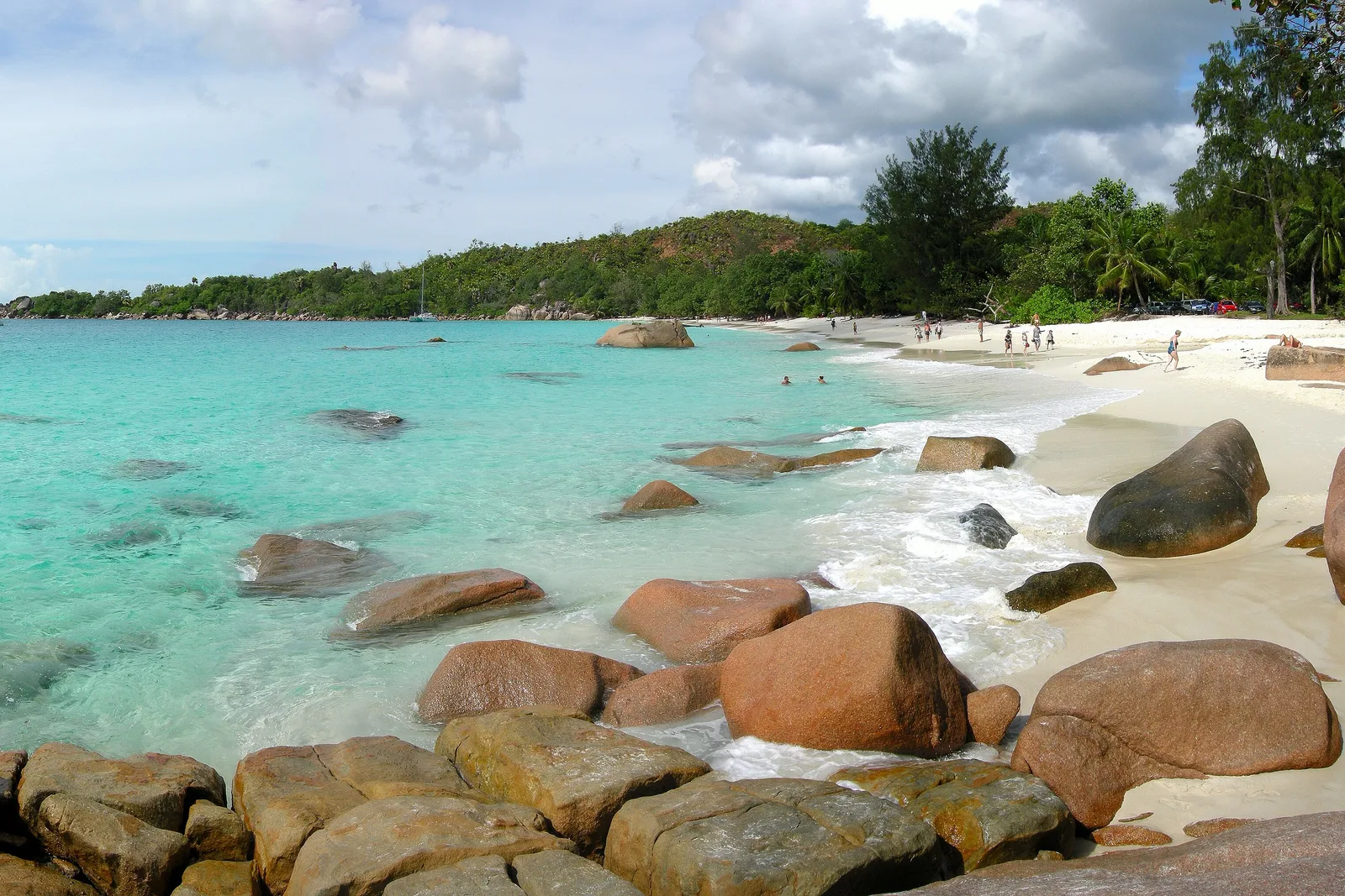 Água turquesa e pedras de granito na praia de Anse Lazio, em Praslin