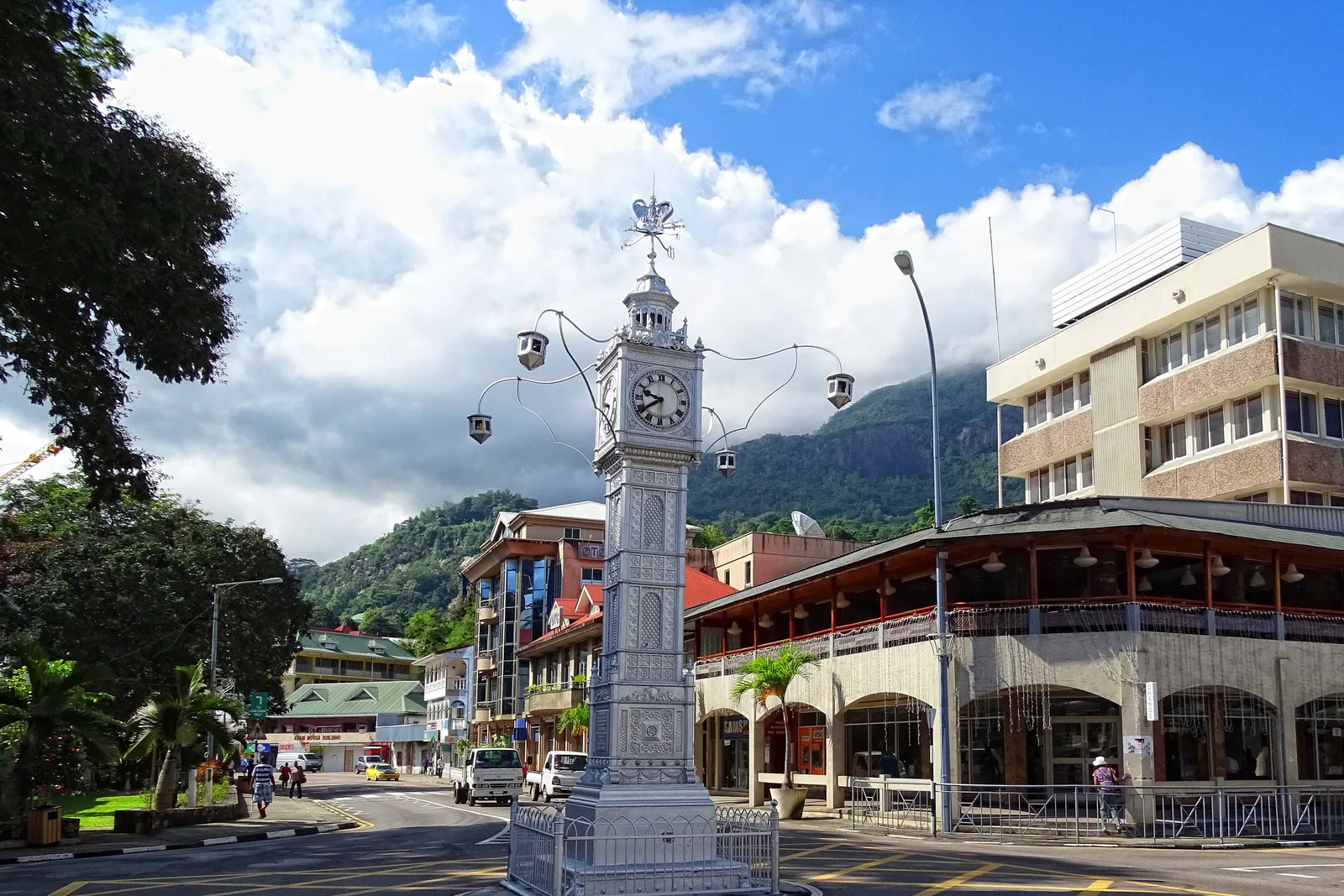 Torre do relógio prateada no centro de Victoria, capital de Seychelles