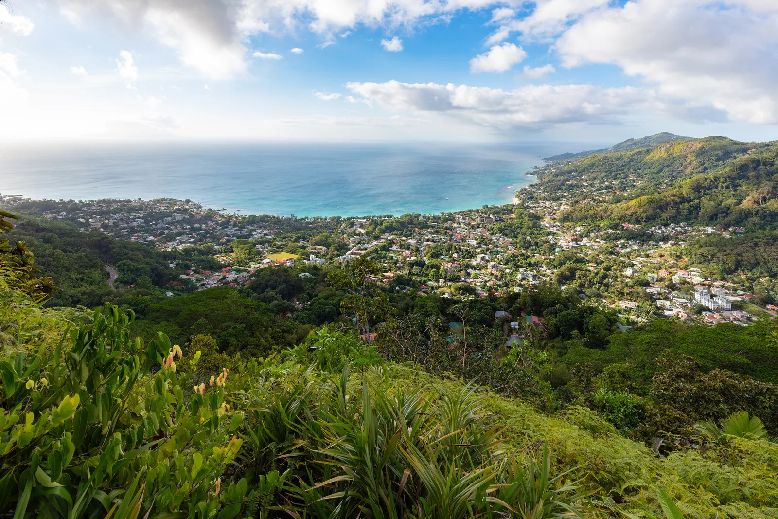 Baía de Beau Vallon vista da trilha Dans Gallas, em Mahé