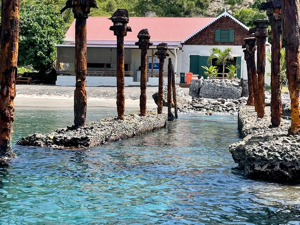 Pilares do antigo píer de Lower Town sobre a água turquesa da baía de Oranje, em St. Eustatius