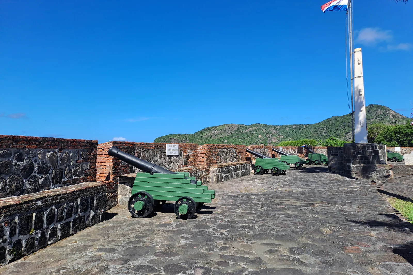 Canhões nas muralhas do Fort Oranje, em Oranjestad, St. Eustatius