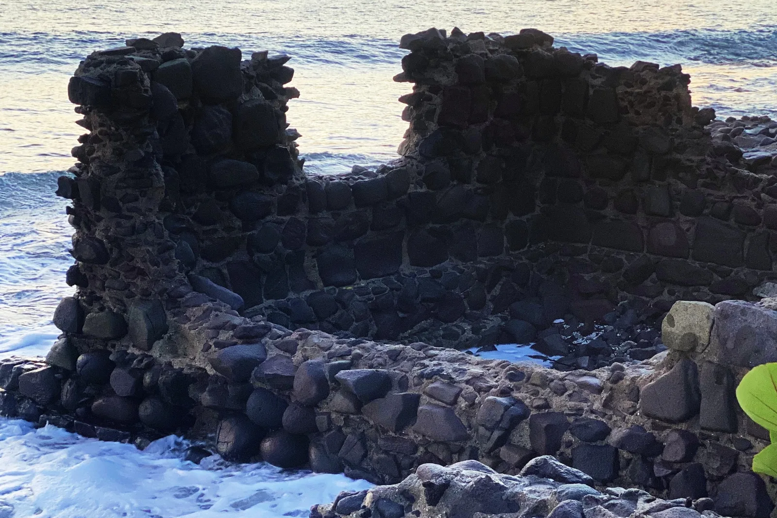Ruínas coloniais de pedra à beira-mar em Lower Town, St. Eustatius, ao entardecer