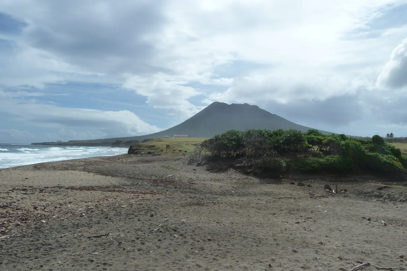 Praia de Zeelandia, de areia escura, com o vulcão Quill ao fundo, em St. Eustatius