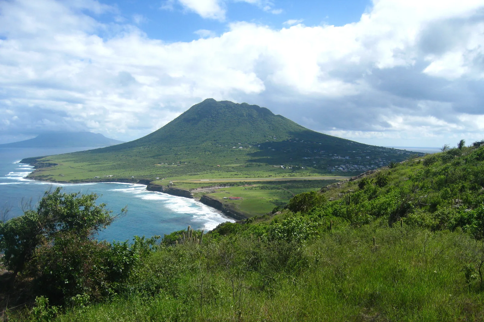 O vulcão Quill e a costa de St. Eustatius vistos do alto, no Caribe Holandês