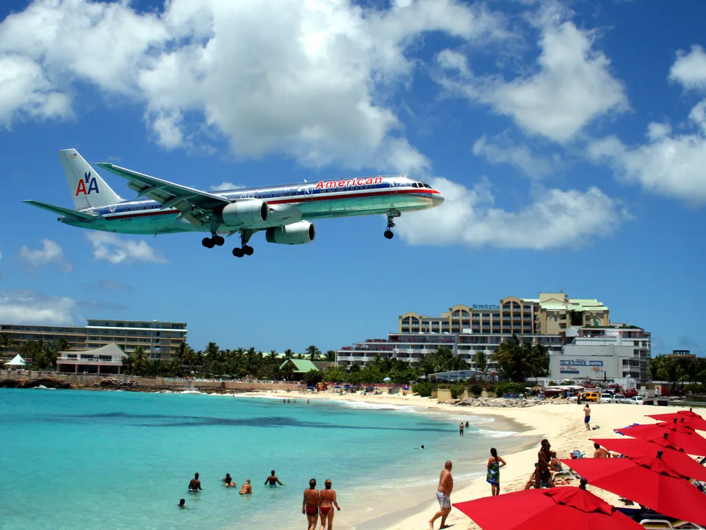 Avião em aproximação final sobre Maho Beach, ao lado do aeroporto Princess Juliana, em St. Maarten