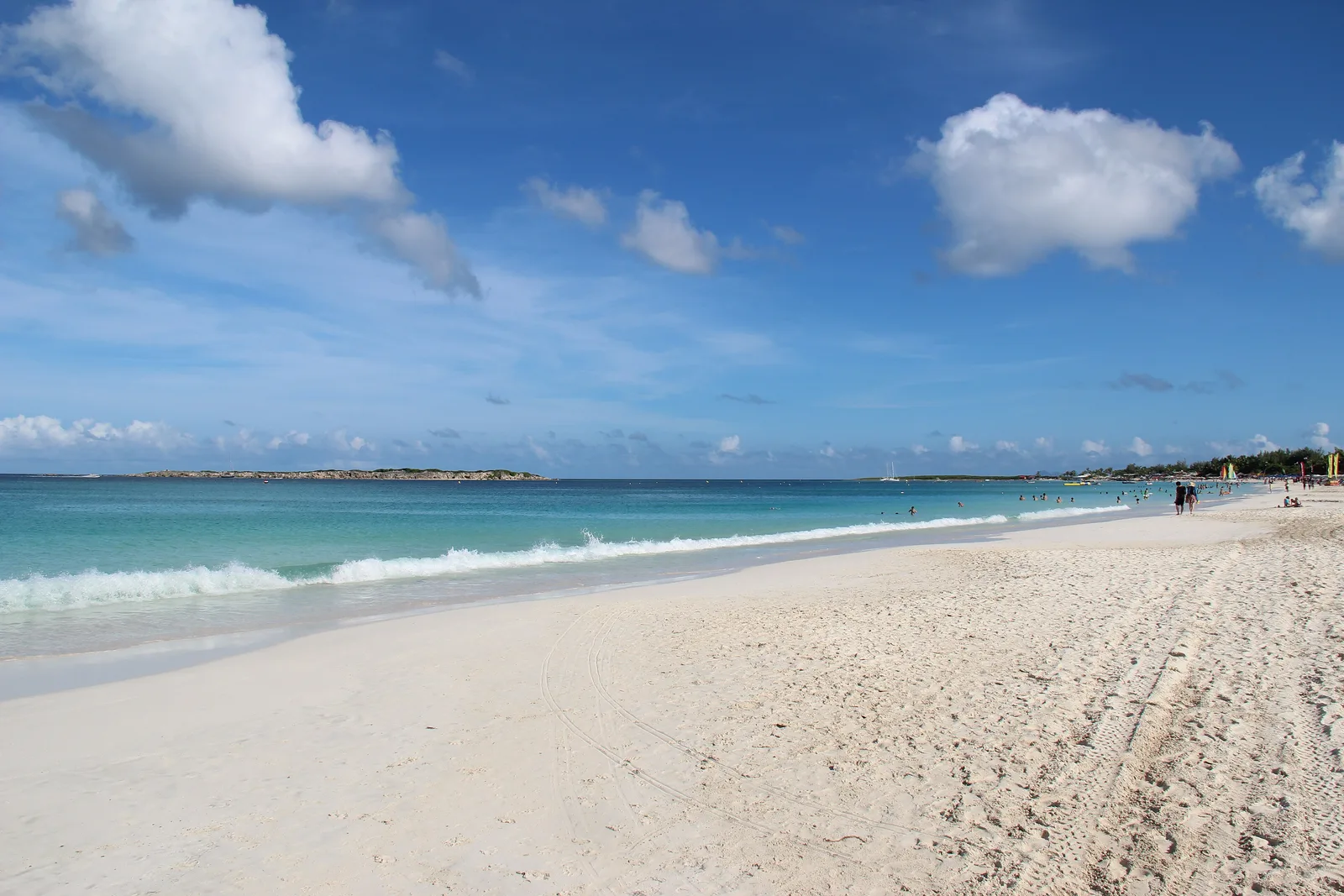 Areia branca e mar turquesa da Orient Bay, no lado francês da ilha de São Martinho