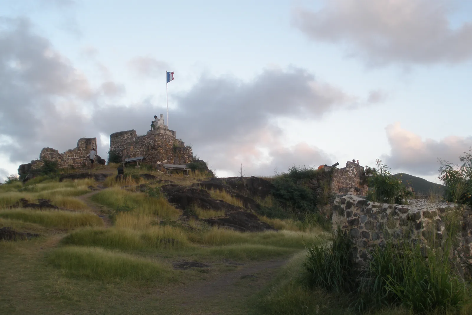 Muralhas do Fort Louis, de 1789, no alto do morro de Marigot, no lado francês da ilha