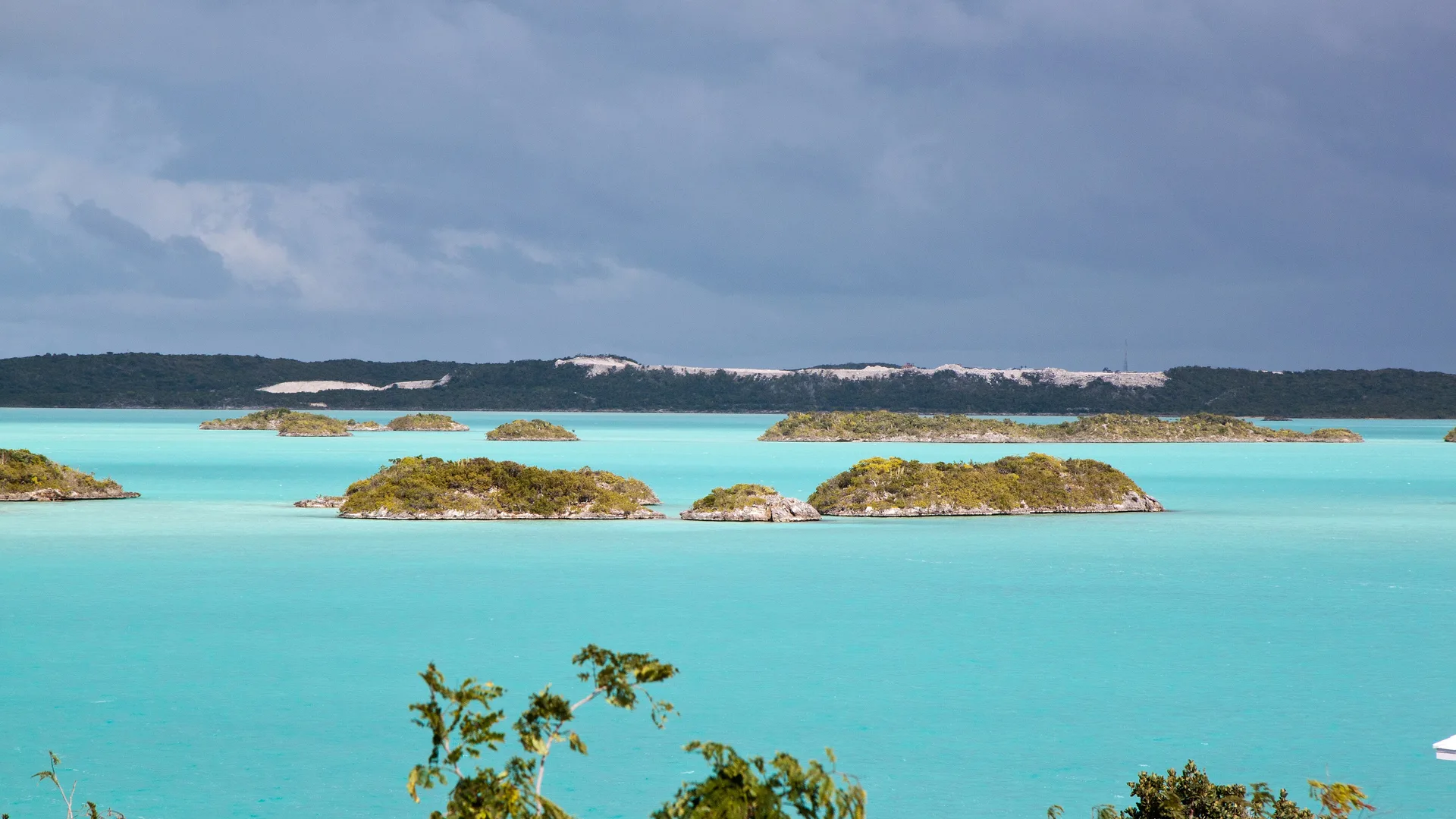 Ilhotas rochosas na lagoa turquesa de Chalk Sound, em Providenciales