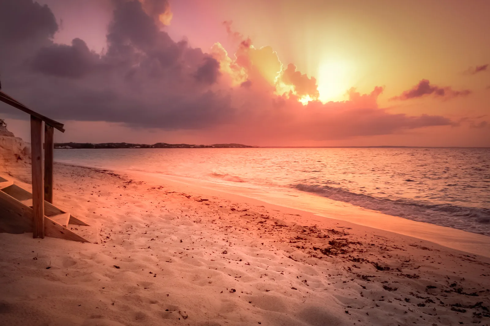 Pôr do sol na praia de Grace Bay, em Providenciales
