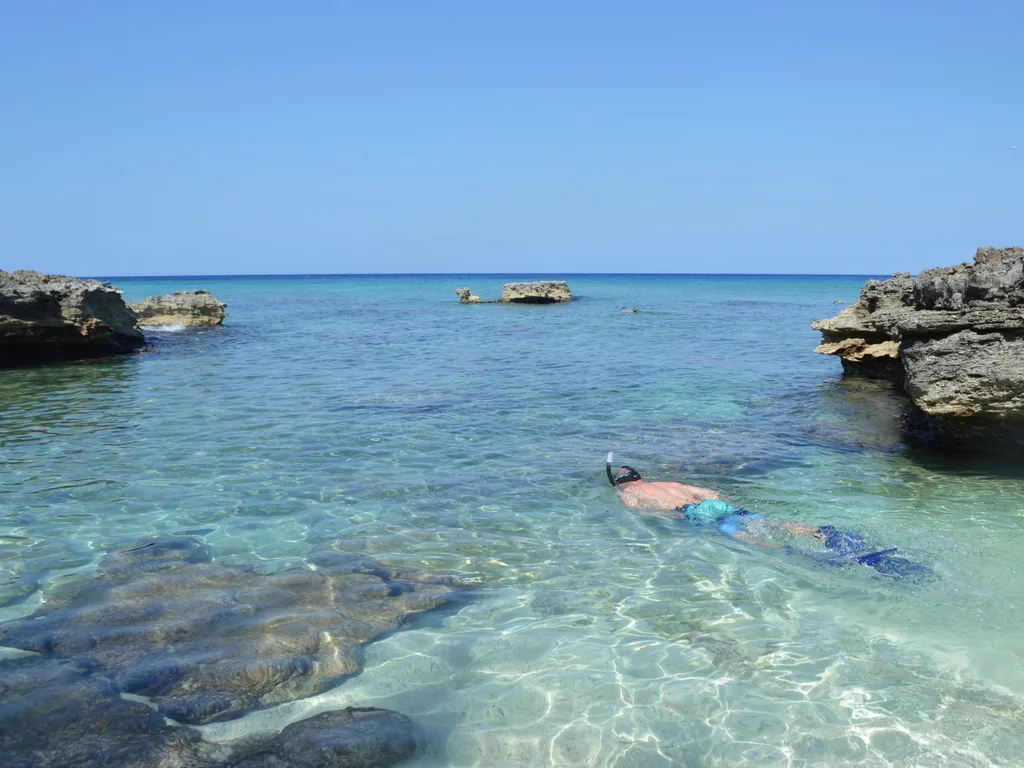 Snorkeling em piscina natural de águas cristalinas