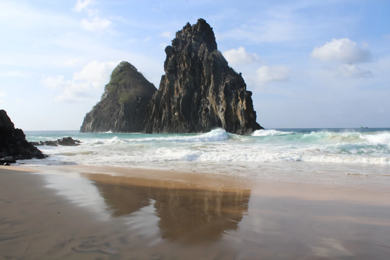 Praia paradisíaca de águas turquesa em Fernando de Noronha